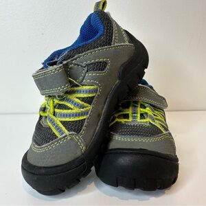 Oshkosh B’gosh toddler sneakers size 6M